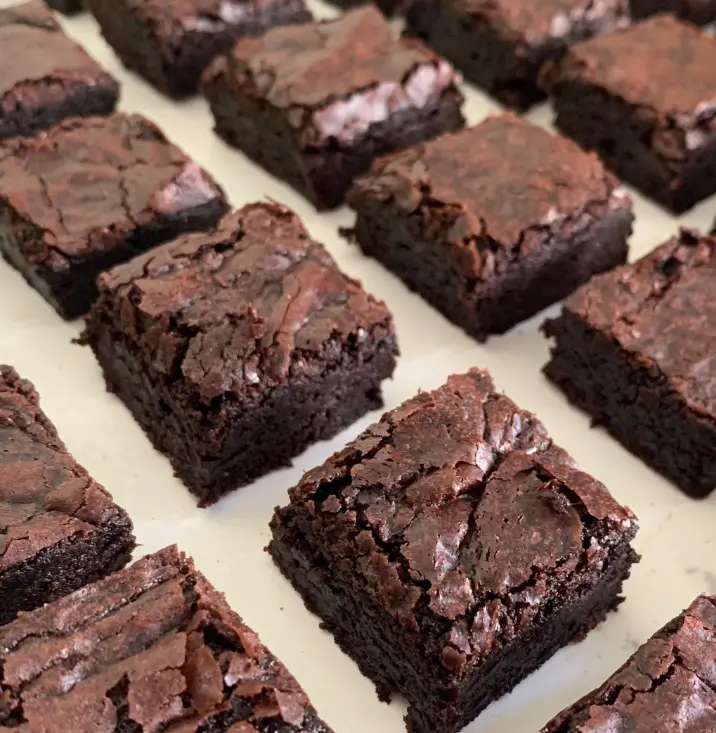 Bandeja de brownies com casquinha recém-cortados na Doceria D'Amora